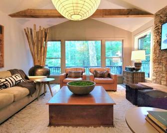 Mountain Stream In Big Canoe Greenbelt Trails Gameroom Sauna Pool Table Firepits - Dawsonville - Living room