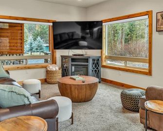 Cozy Chinook Cabin - Naches - Living room