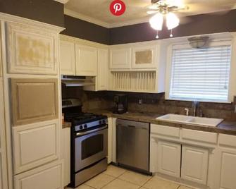 Texan Oasis with Pool, Near Attractions - Nederland - Kitchen