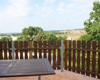 Apartment (Südrand DD), 85 sqm in a 2-family house, 2 pers. 40 €, 4 pers. 65 € - Freital - Balkon