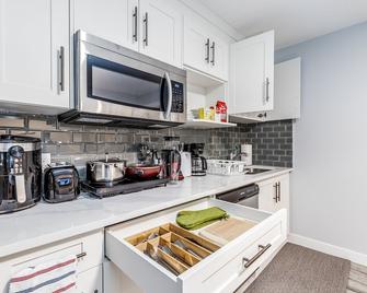 Deluxe Suite w/Fast WiFi, Perfect for Long Stays - Airdrie - Kitchen