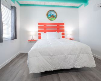 Salt Air Inn & Suites - Atlantic Beach - Bedroom