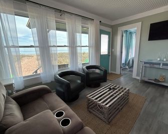 Direct waterfront cottage on private sandy beach - East Haven - Sala de estar