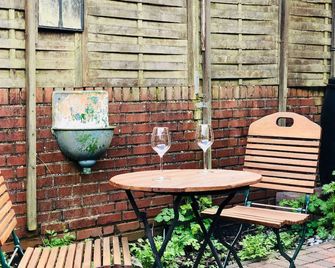 Altstadthus - gemütliches Ferienhaus mit romantischem Garten / 2 pax - Friedrichstadt - Patio
