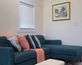 Safe Haven Cottage near Albany! - Nassau - Living room