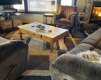 Overlooking Mississippi River with year 'round outdoor hot tub - Woodview Lodge - Ferryville - Living room