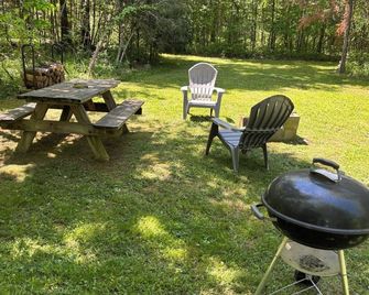 A private tiny guest house tucked away on a quiet piece of country property. - Columbia - Innenhof