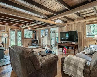 Riverfront Cabin w/Hot Tub : Near Mt. Rainier Sunrise entrance - Enumclaw