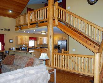 Escape into the countryside. Spacious log home. - Hill City - Living room
