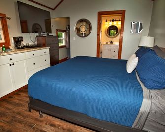 Newly Renovated Two Person Beach Cottage Across From Million Dollar Beach! - Lake George - Bedroom