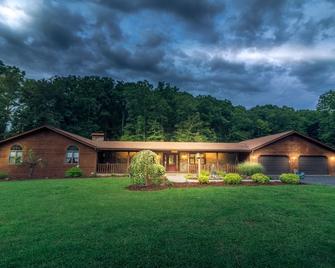 Peaceful 8 Bedroom 5 Bath w/patio bar-grill and swimming pond - Peebles - Building