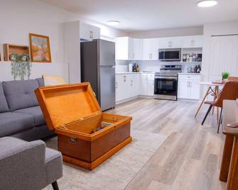 The Vida | Cozy, Pet-Friendly 1-Bed Hideaway - Abbotsford - Kitchen