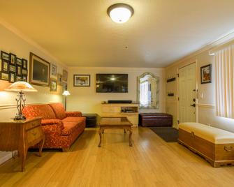 Yellowstone Gateway Inn - Gardiner - Living room