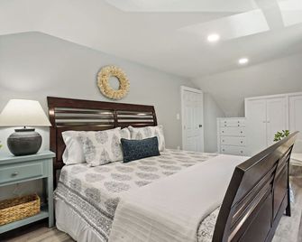 Water's Edge Cottage Experience serenity at our sweet, tranquil waterfront home! - Dighton - Bedroom