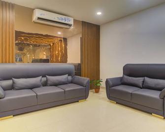 Treebo De Alphabet Kondapur - Hyderabad - Living room