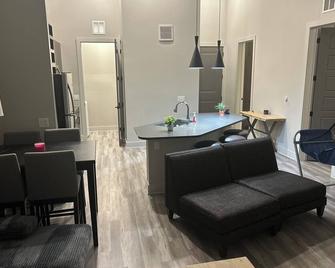 Central Frisco Apartment 1-bedroom apartment Near Hwy 121 and Ohio - Frisco - Living room