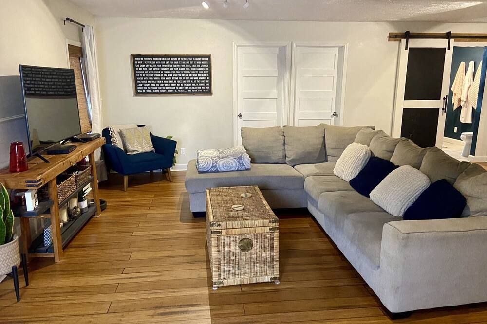 Couples' Hideaway - Relaxing barndominium with hammock, firepit, & covered patio
