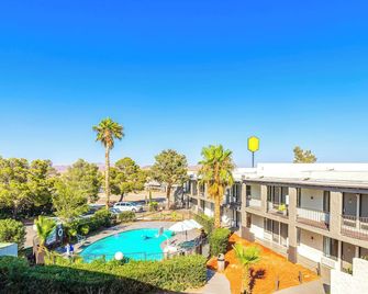 Townhouse Barstow Route 66 - ברסטאו - בריכה