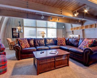 6 Bedroom + 2 Den Duplex 2 Blocks from PC Mountain! Can't beat this place! - Park City - Lounge