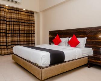 Capital O 27600 Hotel Sai Plaza - Ulhasnagar - Bedroom