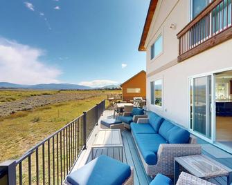 Gorgeous mountain home with deck, pool table, fast WiFi & fireplace - near town - Tabernash - Balcony
