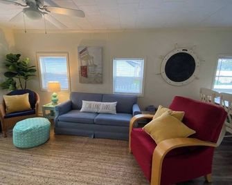 Charming 2-bedroom LAKE cottage in Niles, family-friendly fun! - Niles - Living room