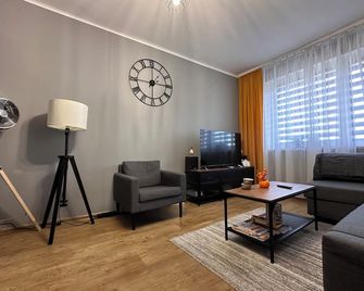 2-bedroom apartment in welcoming Zabrze with WiFi - Zabrze - Wohnzimmer