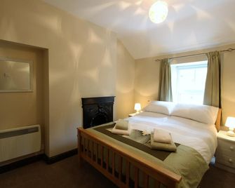 Cottage On The Banks Of The River Colwyn With Private Split Level Patio Area - Beddgelert - Bedroom