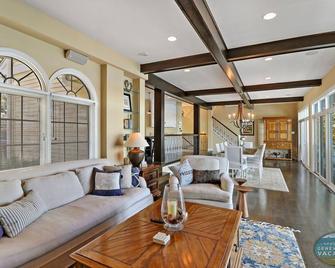 Four Gables on Green Lake- Luxury Lakefront Home w/Water Views from Every Room! - Elkhorn - Living room