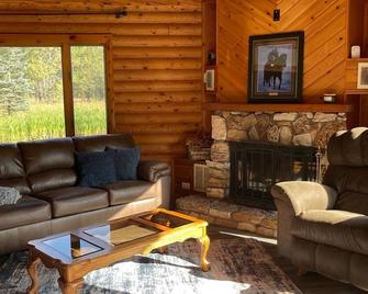 Cozy log cabin on 20 private acres - Charlo - Sala de estar