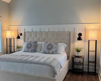 Relax, Rewind, Repeat - New Country Cottage - High Point - Soveværelse