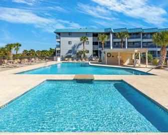 Coastal condo w. ocean views, community pool + beach access. - Tybee Island - Piscina