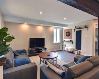 SPA private pond and beach volleyball - Lac-Supérieur - Olohuone