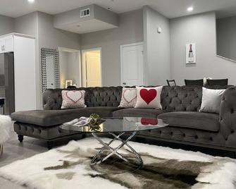 Indulge In Pure Private Luxury: Insta Worthy Brand New Home: Luxurious+comfort - San Bernardino - Living room