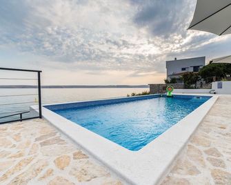 Luxury Villa Solis - Karlobag - Piscina