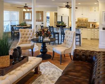 New - Spectacular️ Golf Views - Sleeps 20 - Pinehurst National #9 - Near Dt Pinehurst! - 松樹叢 - 客廳
