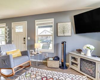 Charming McMinnville Home - Walk to Wineries! - McMinnville - Living room