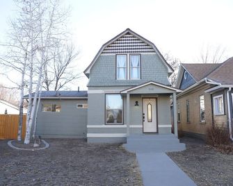 Luxurious Renovated Gem in Convenient Lo - Delta - Building