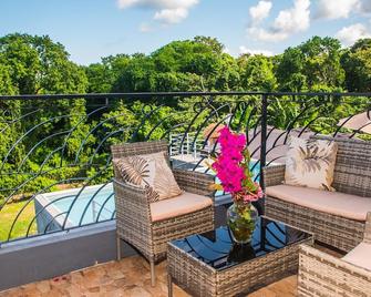RunAway to Tranquility, overlooking the Bay - Runaway Bay - Balcony