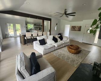 2 acres 3 bed 3.5 bath on the Sacramento River. - Red Bluff