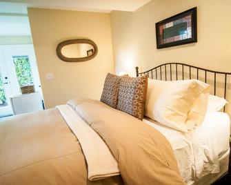 Kye Bay B&B - Comox - Bedroom