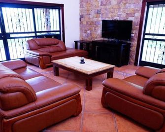 Quinta El Poblado Luxury Home near Jaco Beach - Coyolar - Sala de estar