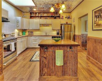 Beautifully Restored house of pleasure on Main St above Ponderosa Wine Bar - Hamilton - Keuken