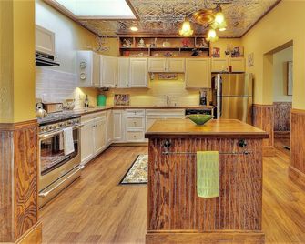 Beautifully Restored house of pleasure on Main St above Ponderosa Wine Bar - Hamilton - Küche