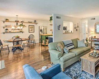 Airy Cottage Close to Rock Lake w/ Fire Pit! - Lake Mills - Living room