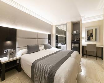 Hotel Europa - Pamplona - Bedroom