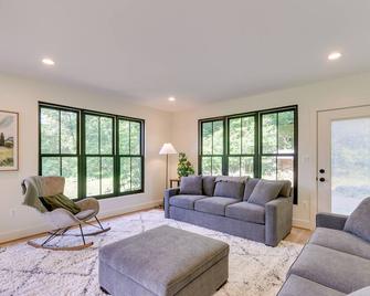 Bright Bluemont Home w/ On-site Pond & Mtn Views! - Paris - Sala de estar