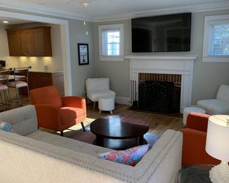 Walk To Campus! - Clemson - Living room