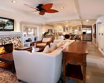 Beautiful Ocean View! Steps to Sand! Private Home with 3 Car Driveway! - Laguna Beach - Living room