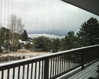 Experience a Relaxing Retreat at Lookout Mountain Lodge - Golden - Balcony
